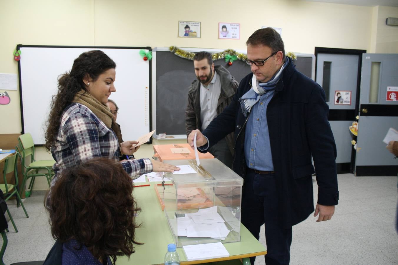 El alcalde de Mérida, Antonio Rodríguez Osuna, ha votado en el colegio Miguel de Cervantes