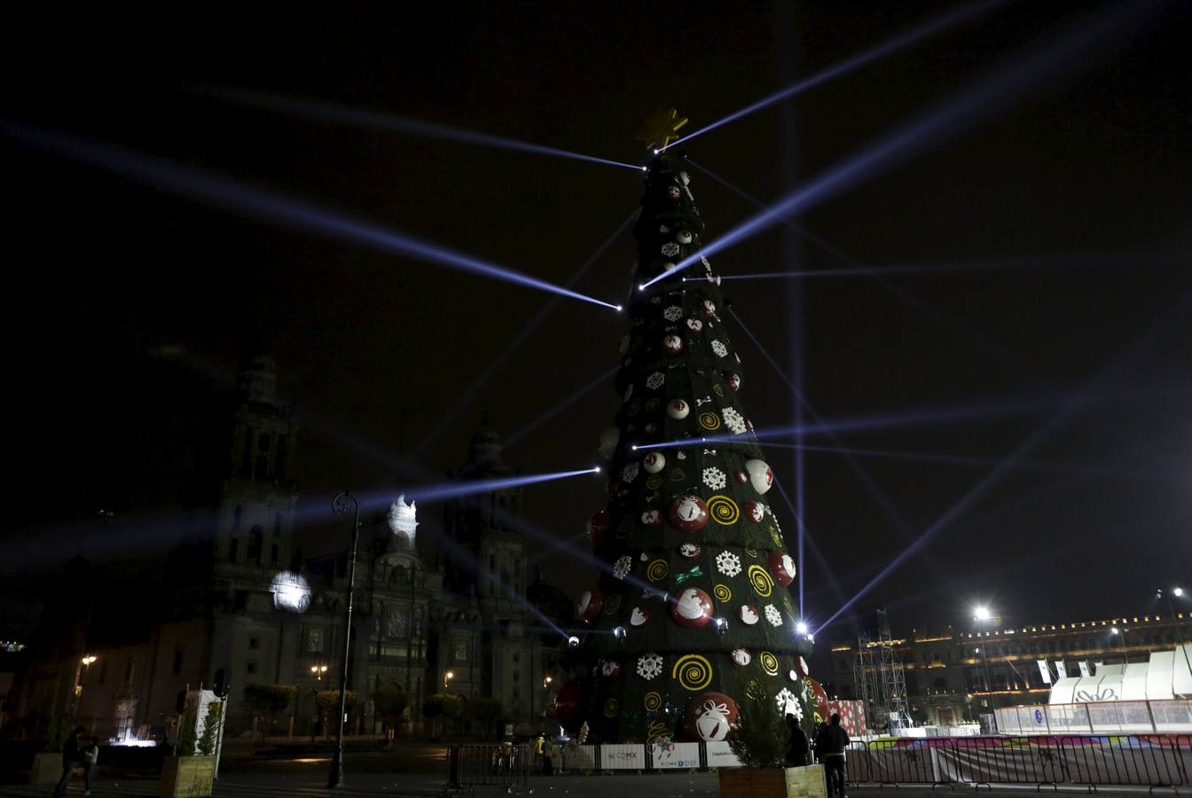 Árbol de navidad en el Palacio Nacional en Zócalo en la Ciudad de México