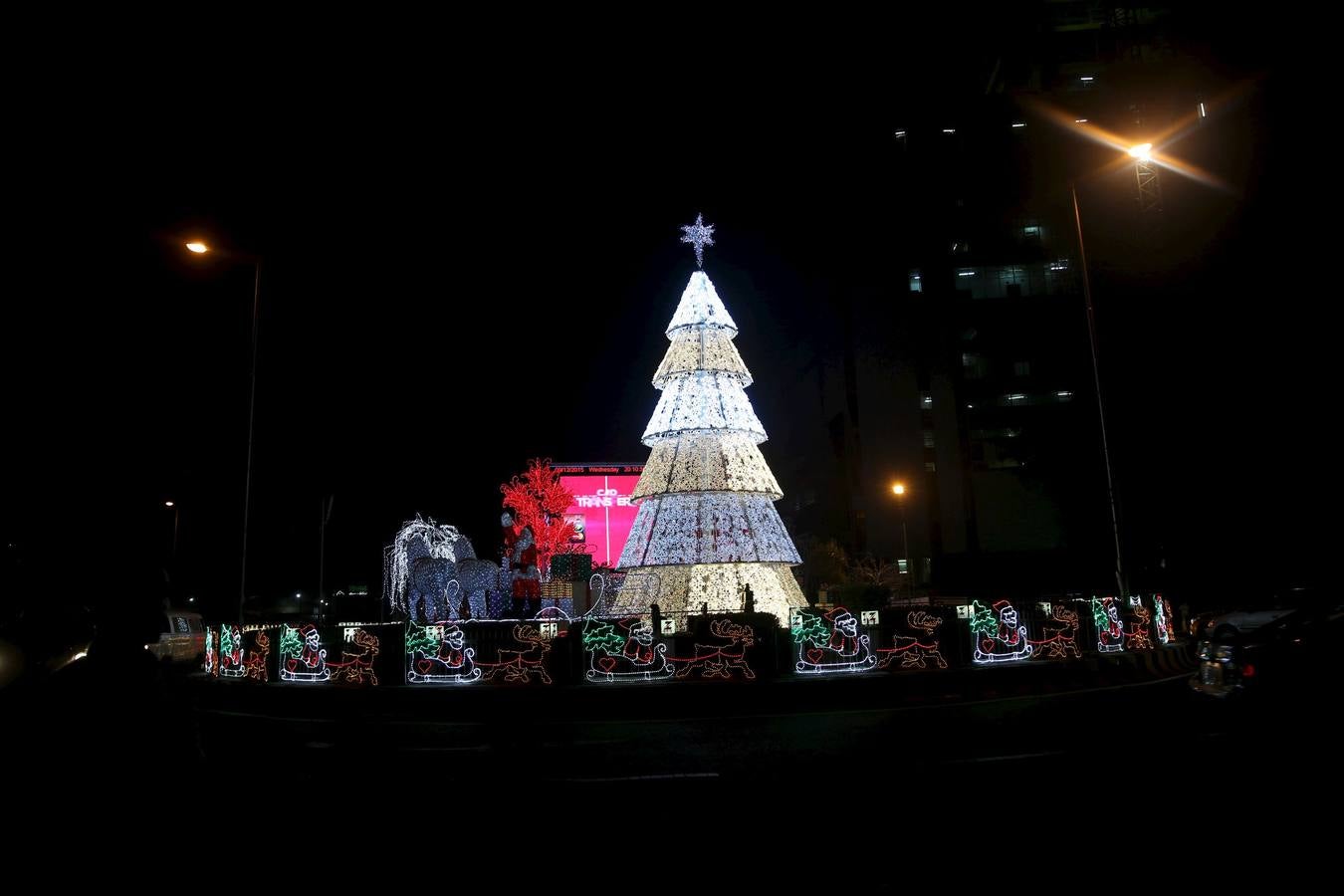 Vista del árbol de navidasd en una rotonda del barro Isla Victoria en la ciudad de Lagos, Nigeria.