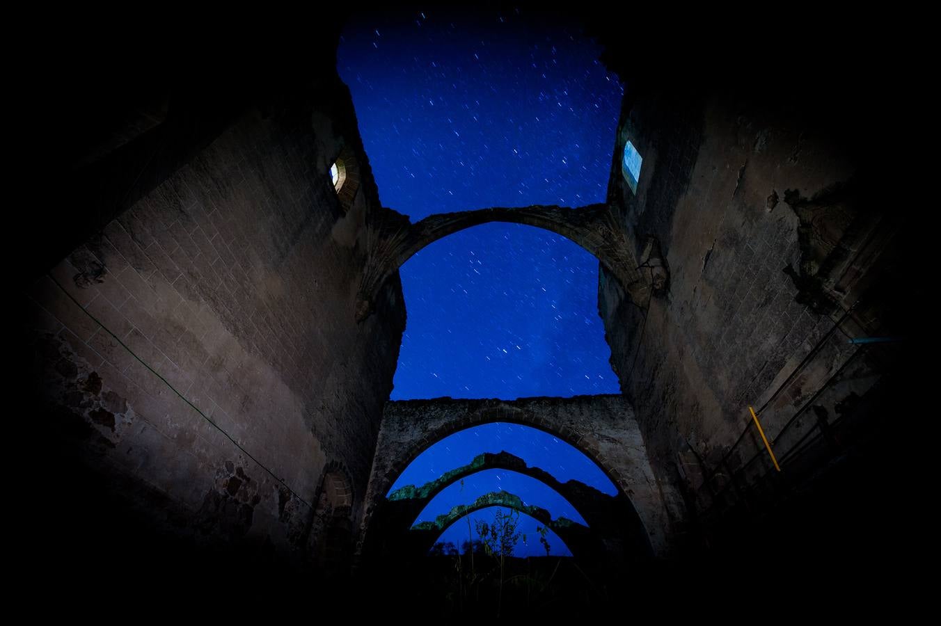 Imagen nocturna en el interior del templo