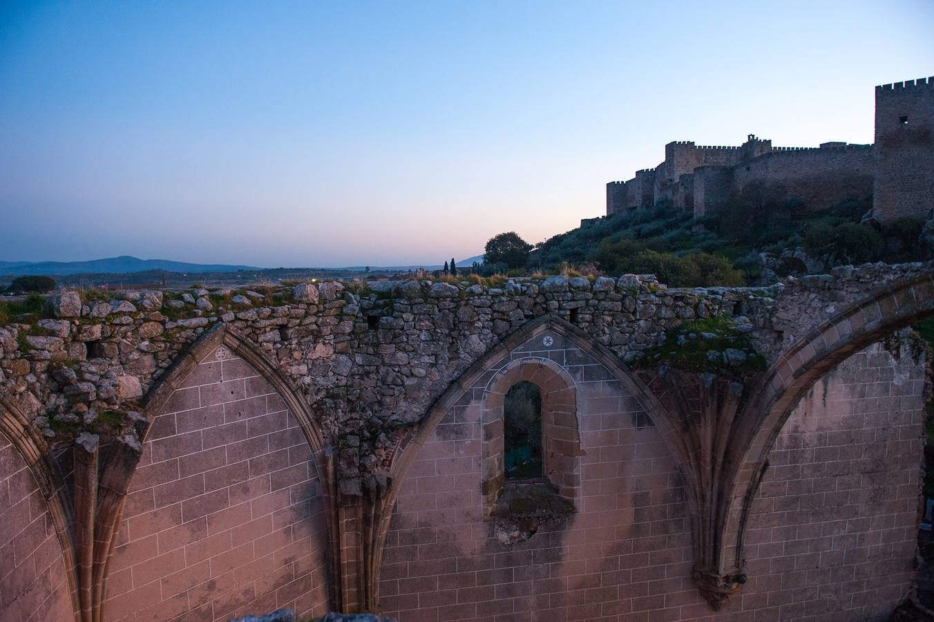 Vista de la alcazaba y el albacardes del la iglesia