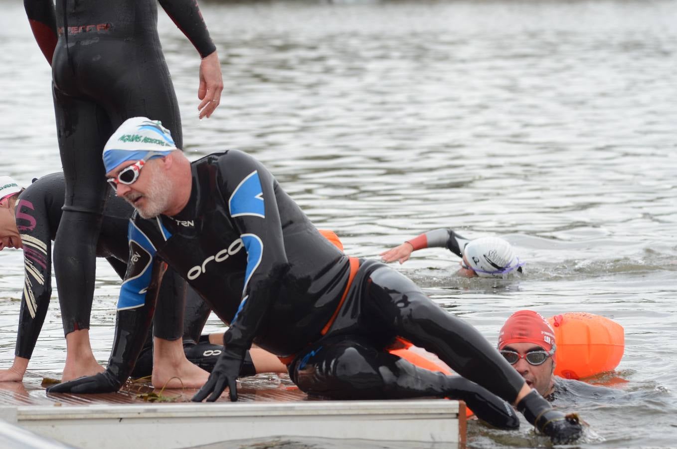 Jueves, 31 de diciembre: Badajoz acogió la tercera edición de la 'Swim Silvestre' en la que un grupo de veinte nadadores quisieron despedir el año en el cauce del río Guadiana. Fotografías: Casimiro Moreno.