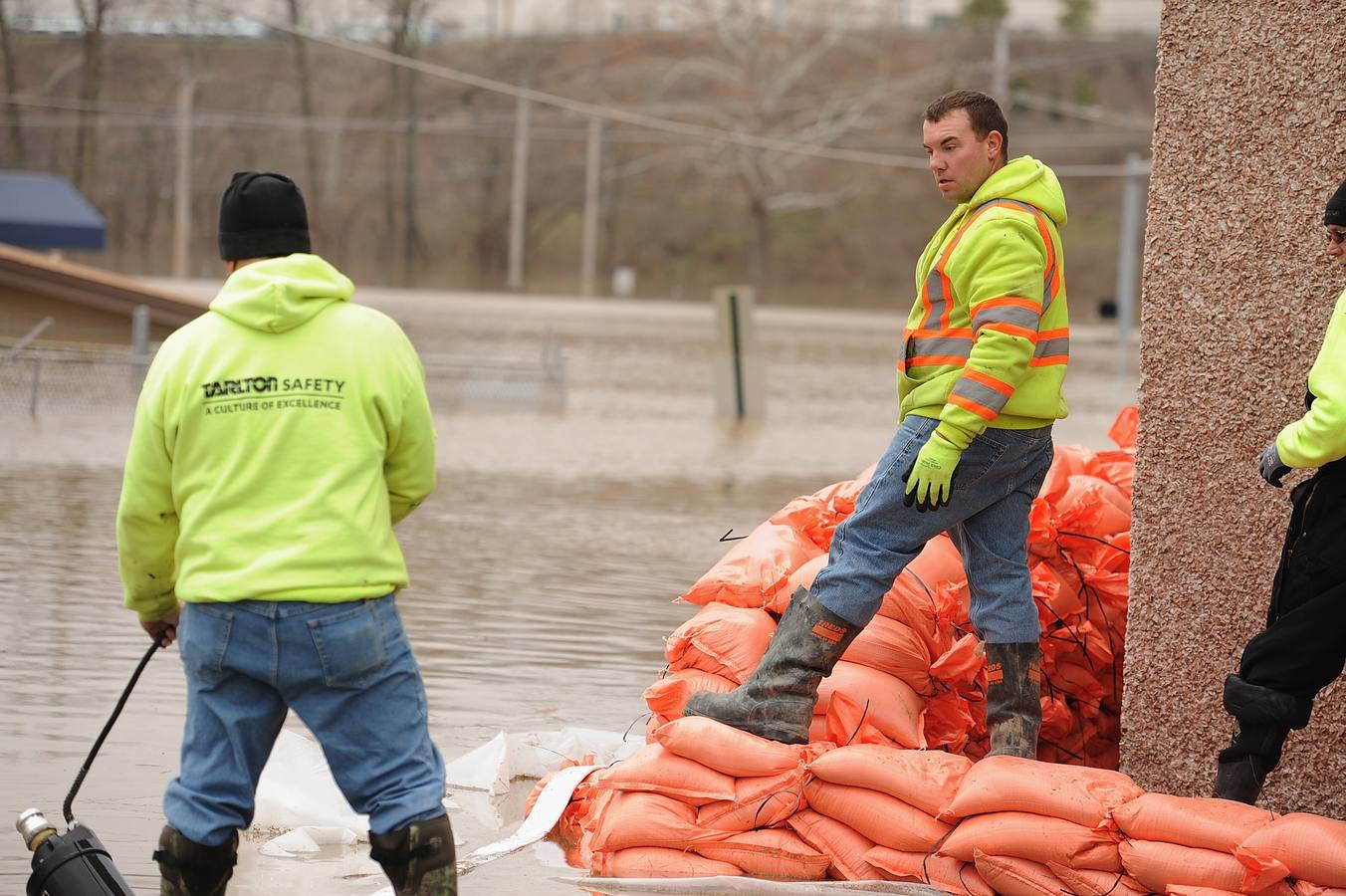 Miércoles, 30 de diciembre: Las fuertes lluvias e inundaciones que desde hace días azotan al centro y sur de EE.UU. Dejan 20 muertos y provoca cientos de desplazados en la cuenca del río Misisipi, especialmente en el estado de Misuri. Fotografías: Agencias.