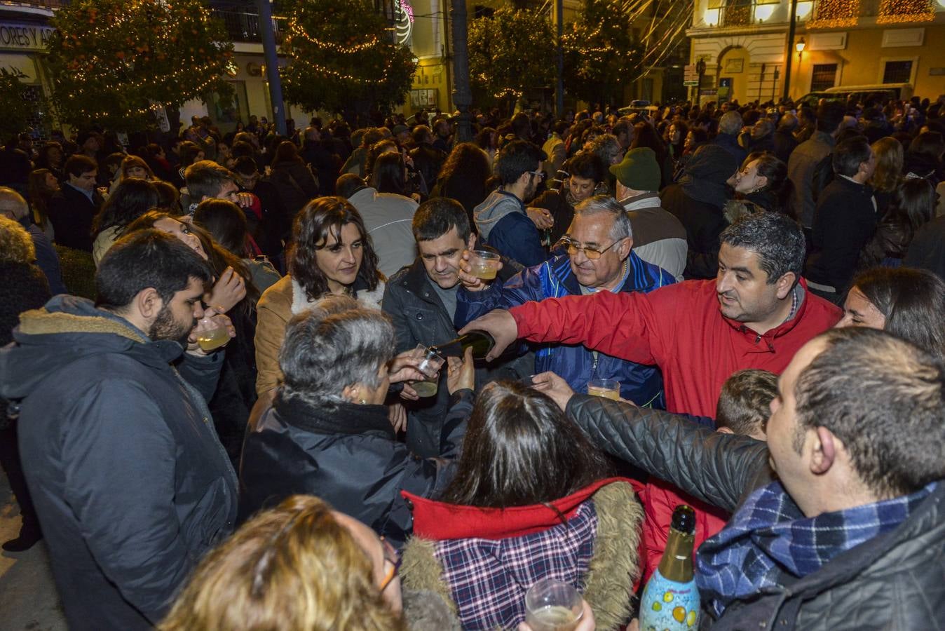Viernes, 1 de enero: Un años más cientos de pacenses quisieron recibir el año nuevo en la plaza de España de Badajoz: HOY