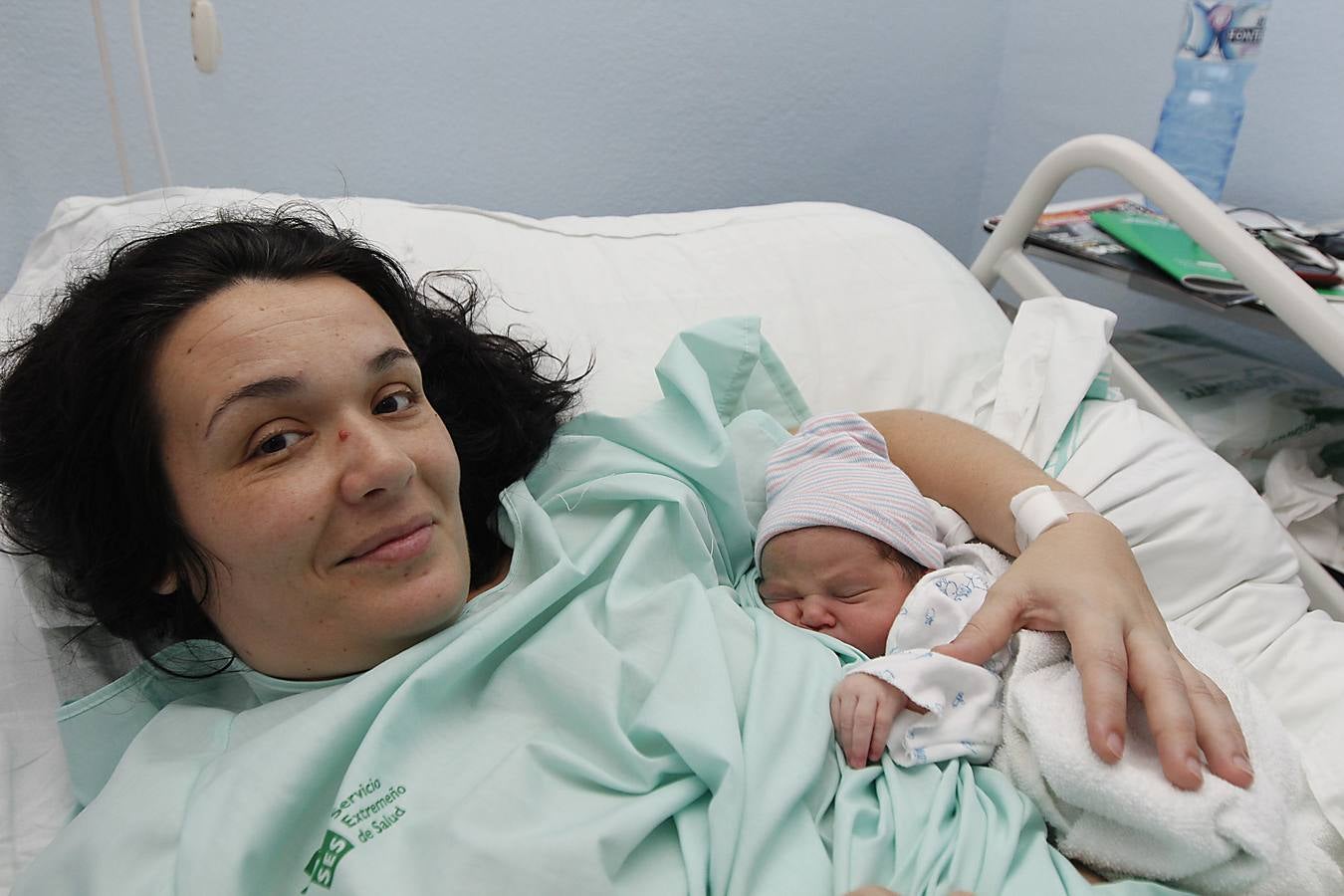 Viernes, 1 de enero: Nahia, Jairo, Ainhoa y Elsa fueron los primeros niños extremeños en nacer en 2016. Daniel fuel el último en 2015. Fotografías: HOY