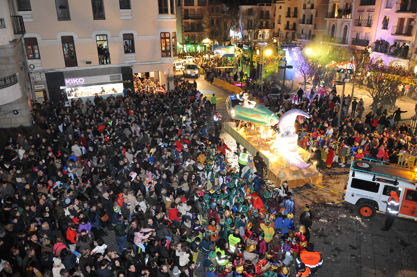 Los Reyes Magos reparten ilusión y regalos en Plasencia