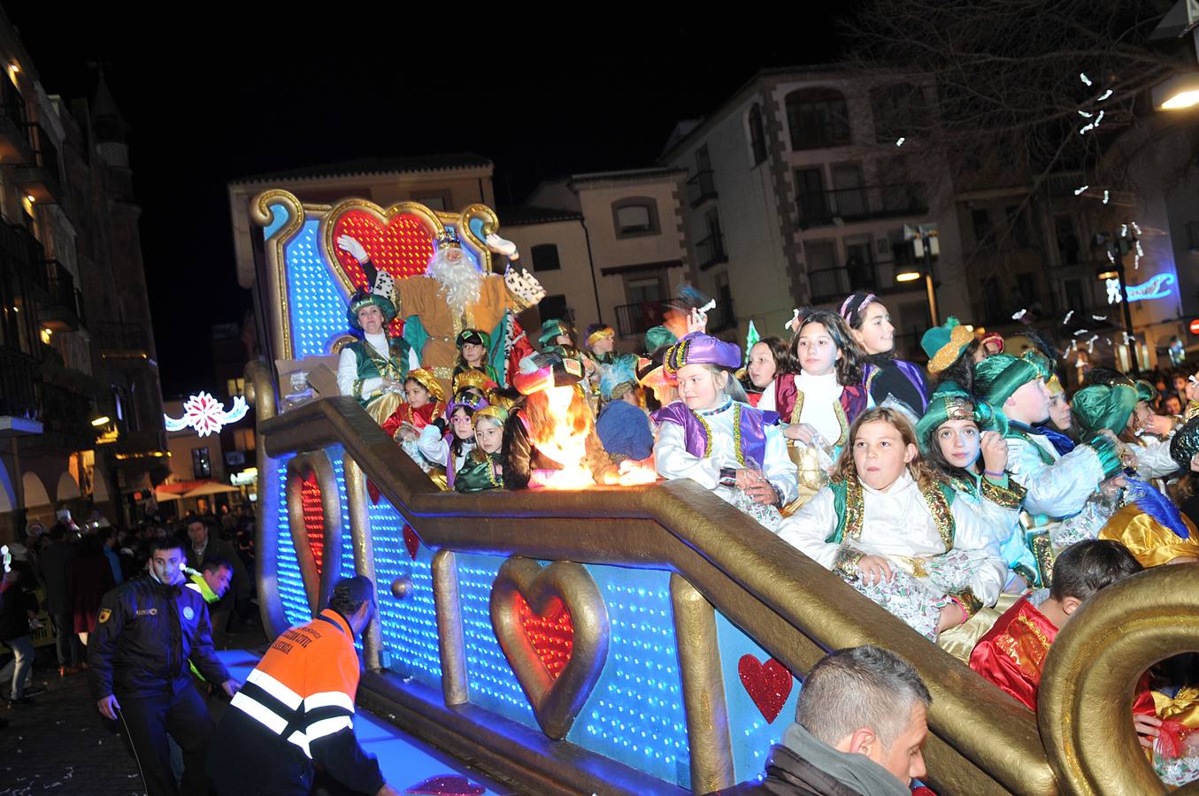 Los Reyes Magos reparten ilusión y regalos en Plasencia