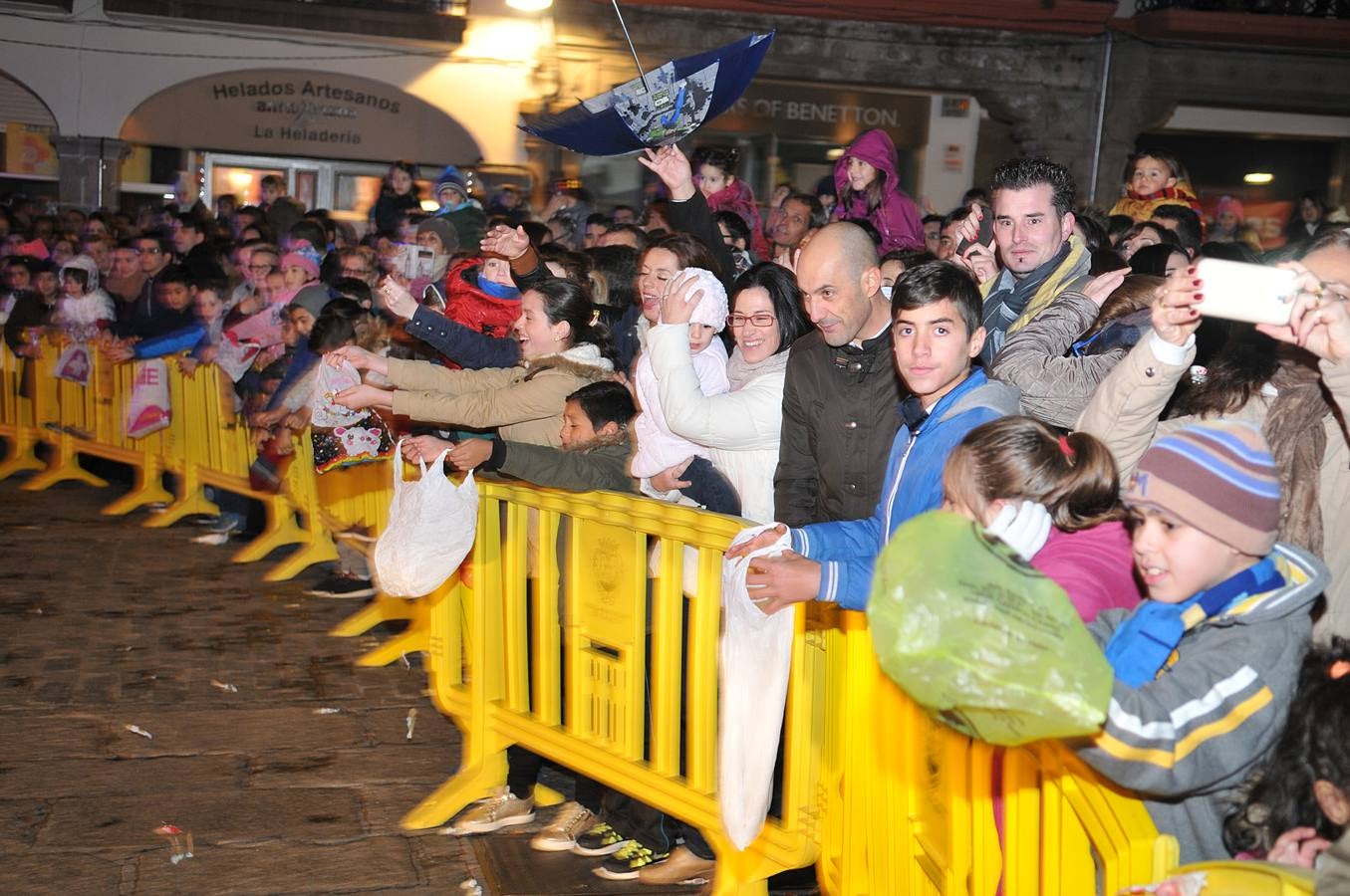 Los Reyes Magos reparten ilusión y regalos en Plasencia