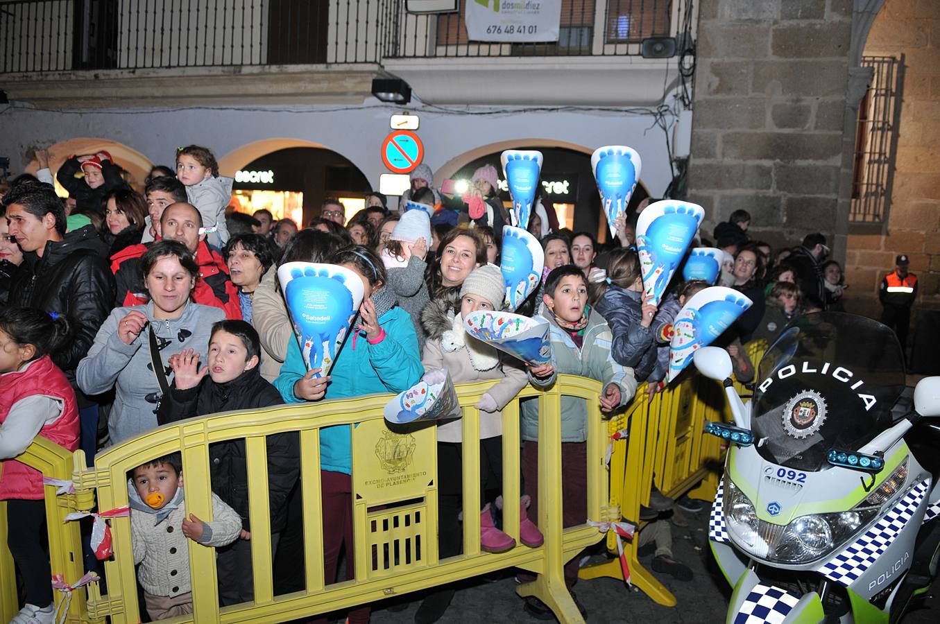 Los Reyes Magos reparten ilusión y regalos en Plasencia