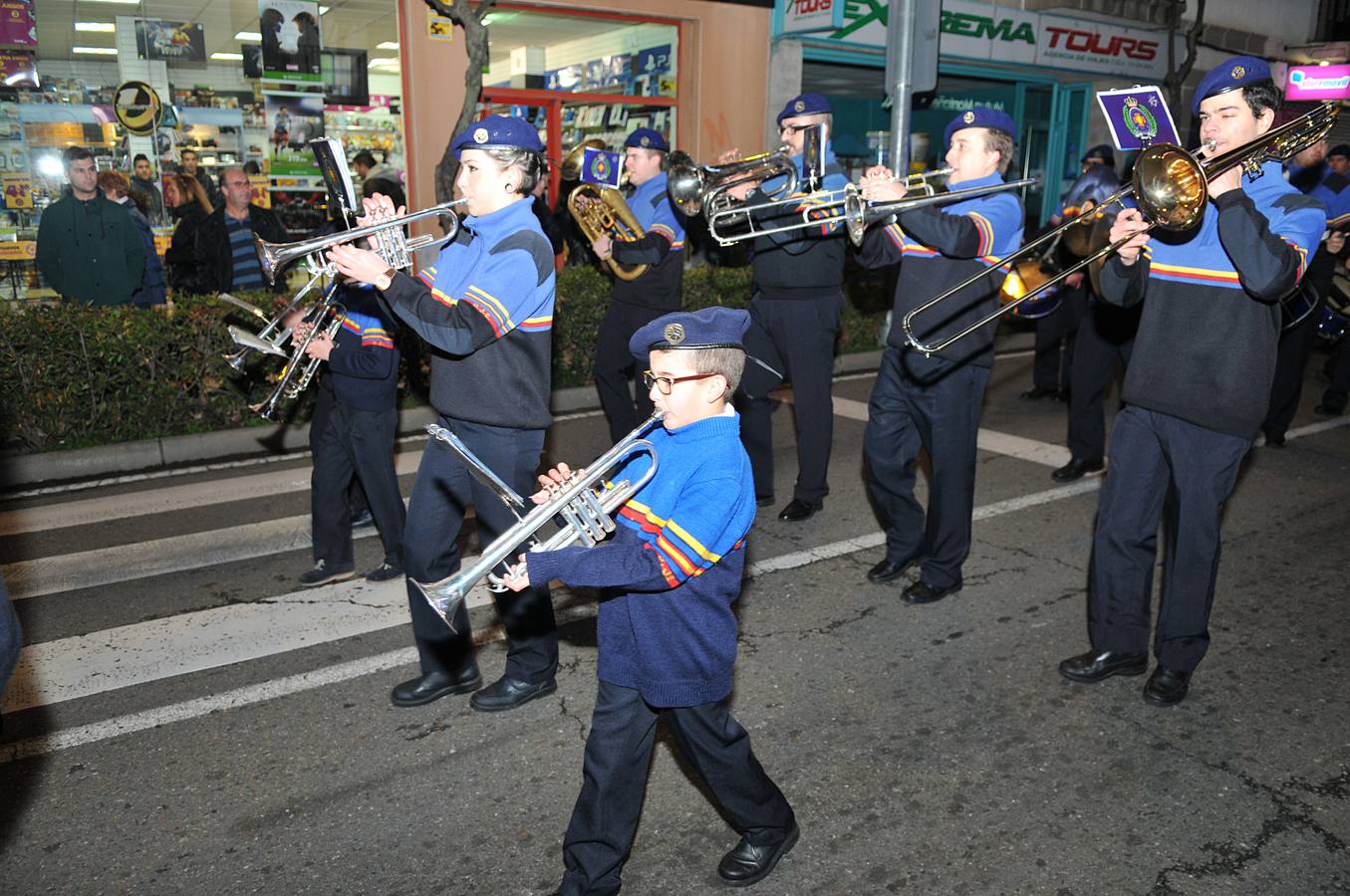 Los Reyes Magos reparten ilusión y regalos en Plasencia