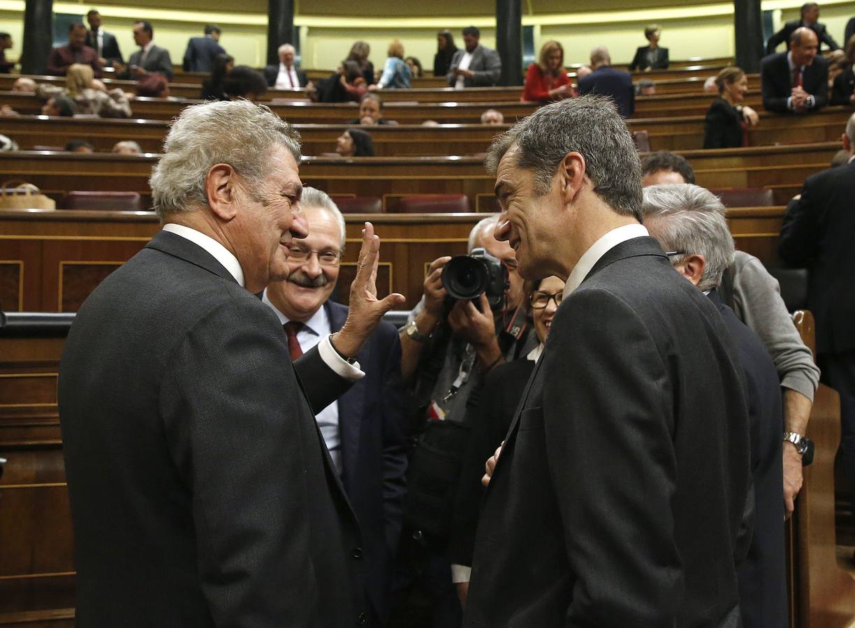 El presidente del Congreso en funciones, Jesús Posada, conversa con el diputado de Ciudadanos Toni Canto en el hemiciclo de las Cortes donde hoy se celebra la sesión constitutiva de la Cámara Baja.