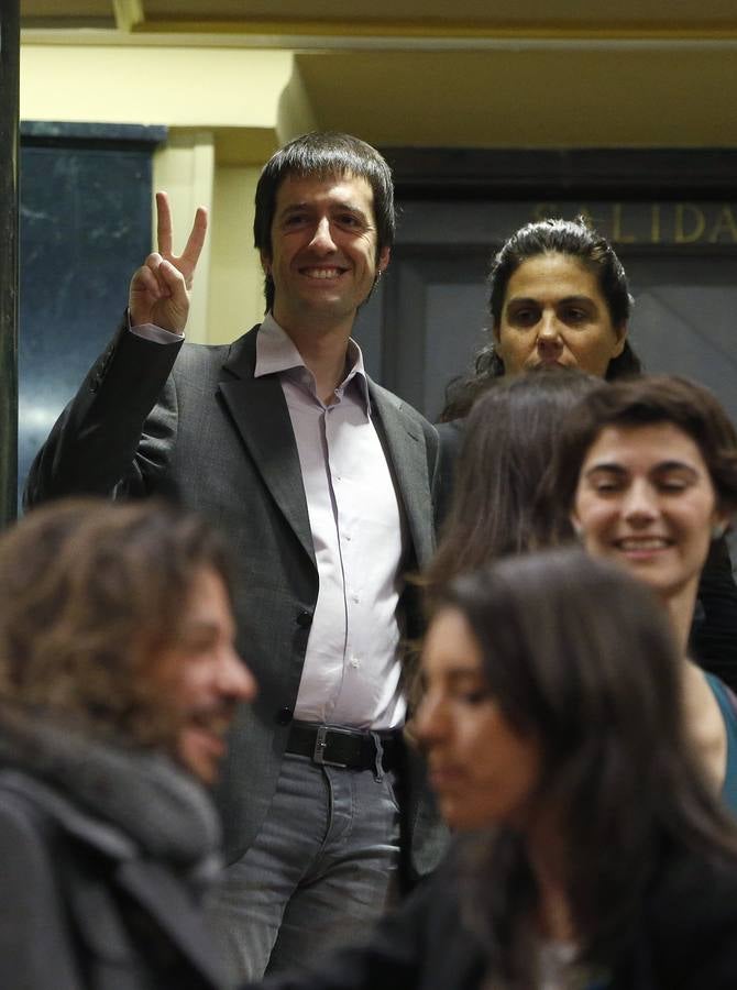 El diputado de Podemos Juan Manuel del Olmo saluda a su llegada al Congreso donde hoy se celebra la sesión constitutiva de la Cámara Baja.