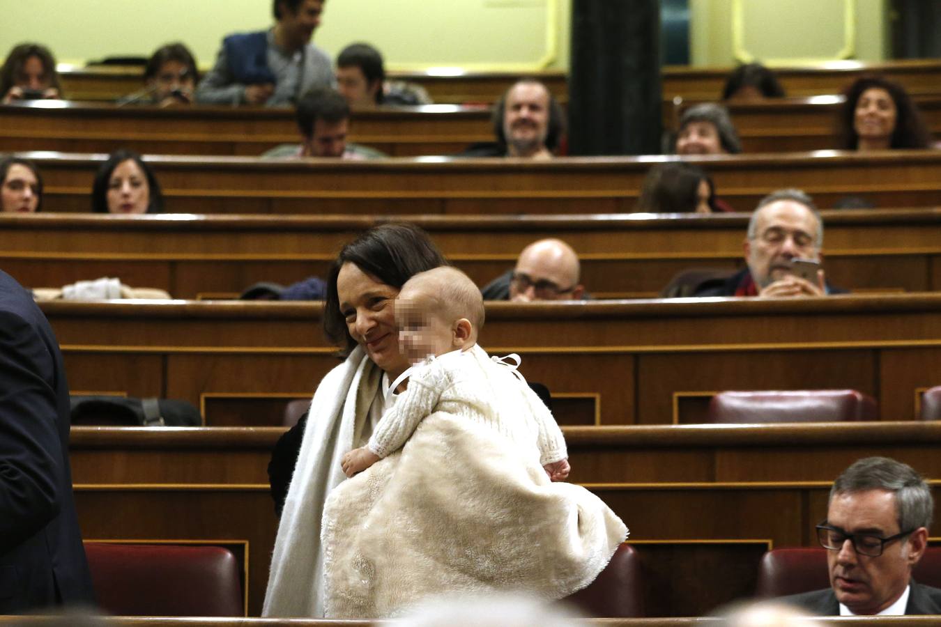 La diputada de Podemos Carolina Bescansa llega con su bebé al hemiciclo del Congreso.
