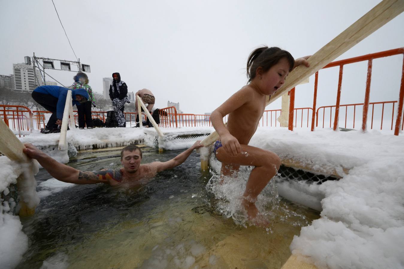 Un hombre y una niña se dan un chapuzón durante las celebraciones de la Epifanía ortodoxa en las aguas heladas del Mar de Japón en la ciudad oriental de Vladivostok, Rusia. Foto: Yuri Maltsev