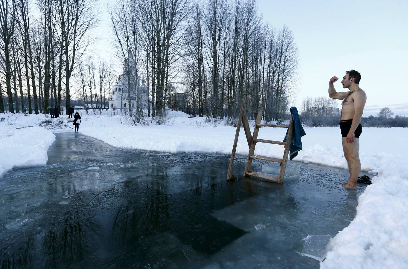 Un hombre se prepara  para sumergirse en las aguas heladas de un lago como parte de las celebraciones de la Epifanía ortodoxa en Minsk, Bielorrusia. Foto: Vasily Fedosenko