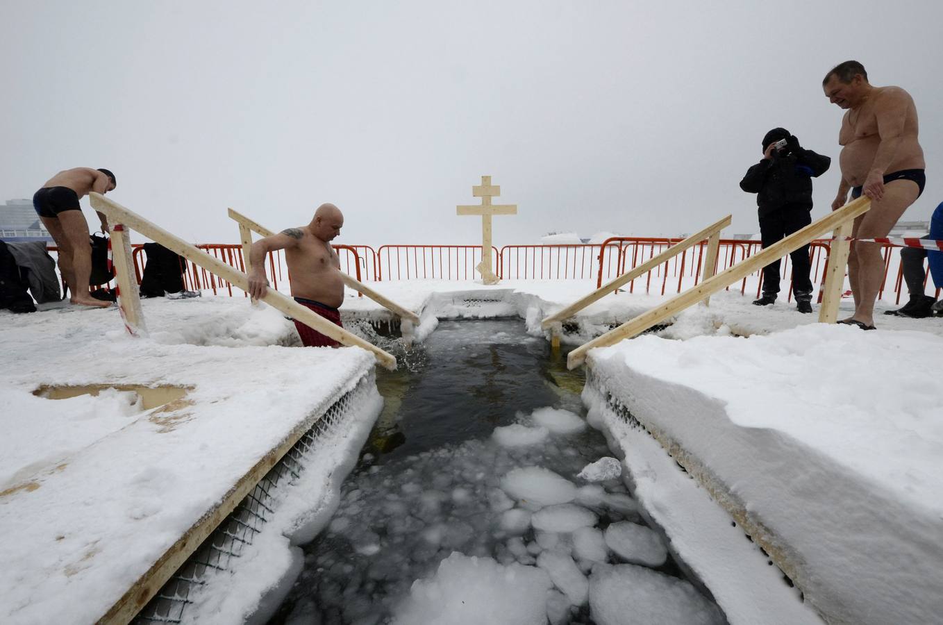 Un hombre se da un chapuzón durante las celebraciones de la Epifanía ortodoxa en las aguas heladas del Mar de Japón en la ciudad oriental de Vladivostok, Rusia. Foto: Yuri Maltsev