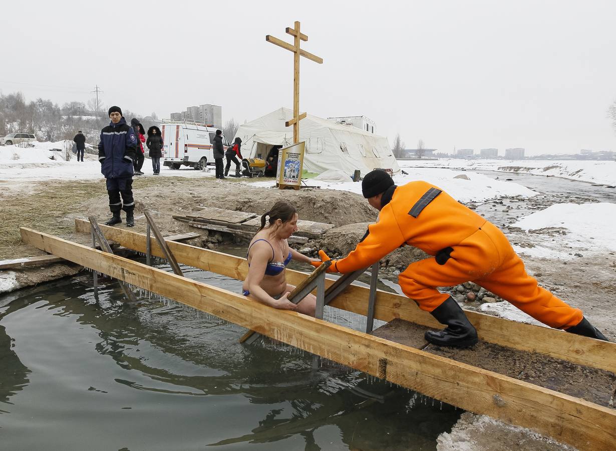 Celebración de la Epifanía en la orilla del río Bolshaya Almatinka en Almaty, Kazajistán. Foto: Shamil Zhumatov