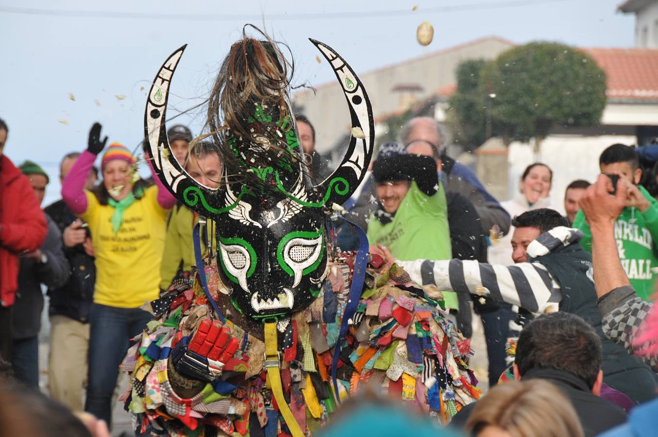 Martes, 19 de enero: Los vecinos de la localidad cacereña de Piornal pidieron la declaración de interés turístico internacional para su Jarramplas y lo hicieron como es tradición, con una lluvia de nabos sobre este mítico personaje que es el epicentro de la fiesta más impactante de toda Extremadura. Fotografías: David Palma