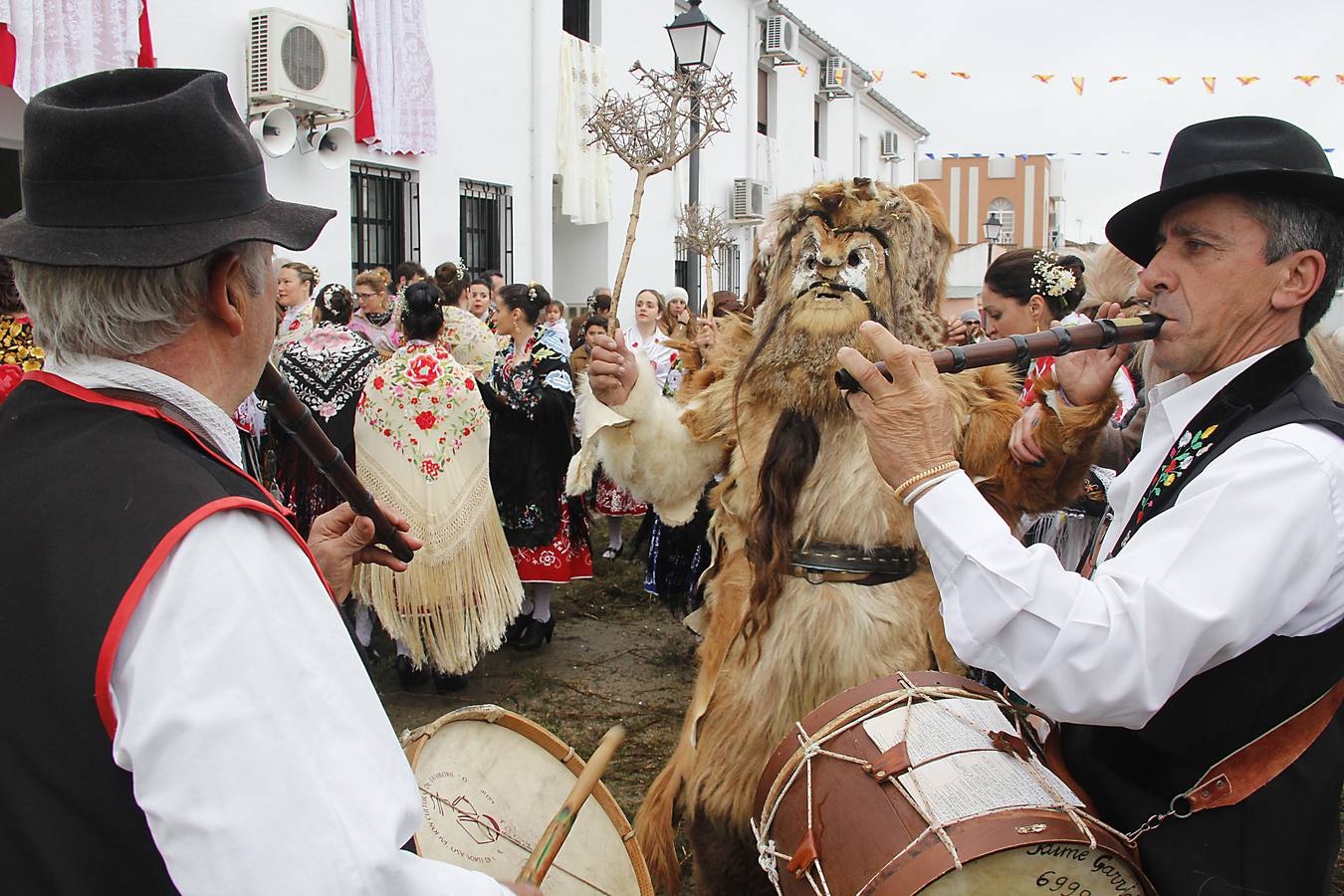 Miércoles, 20 de enero: Con motivo del día de San Sebastián, las Carantoñas volvieron a salir un año más por las calles de la localidad cacereña de Acehúche. Fotografías: Marisa Núñez.