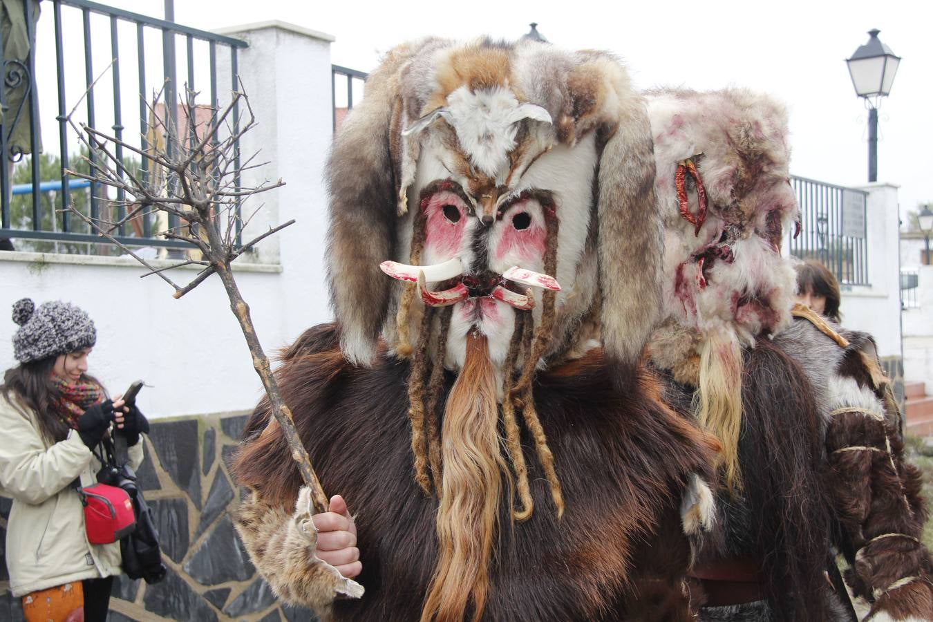 Miércoles, 20 de enero: Con motivo del día de San Sebastián, las Carantoñas volvieron a salir un año más por las calles de la localidad cacereña de Acehúche. Fotografías: Marisa Núñez.