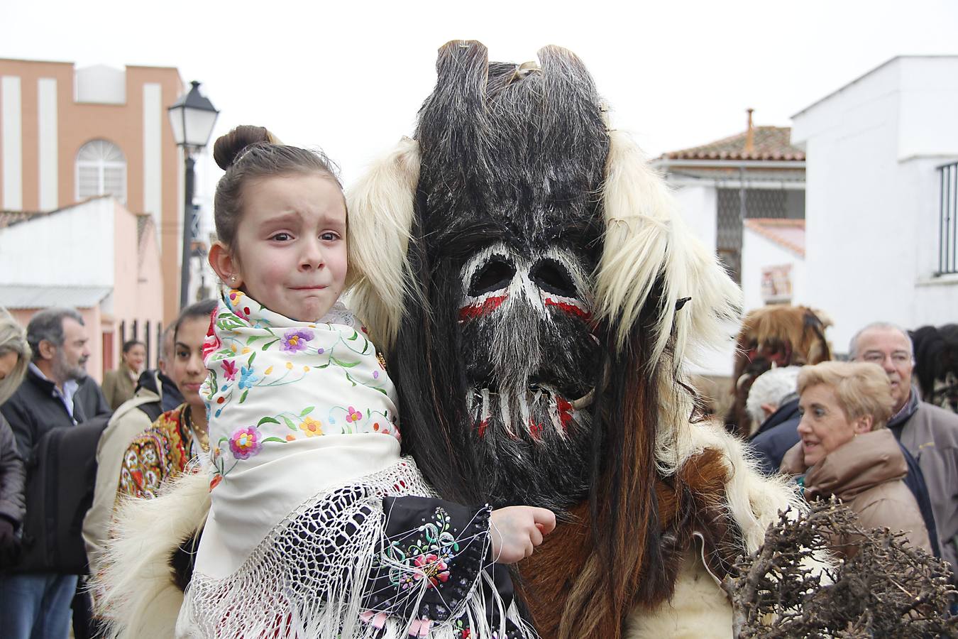Miércoles, 20 de enero: Con motivo del día de San Sebastián, las Carantoñas volvieron a salir un año más por las calles de la localidad cacereña de Acehúche. Fotografías: Marisa Núñez.