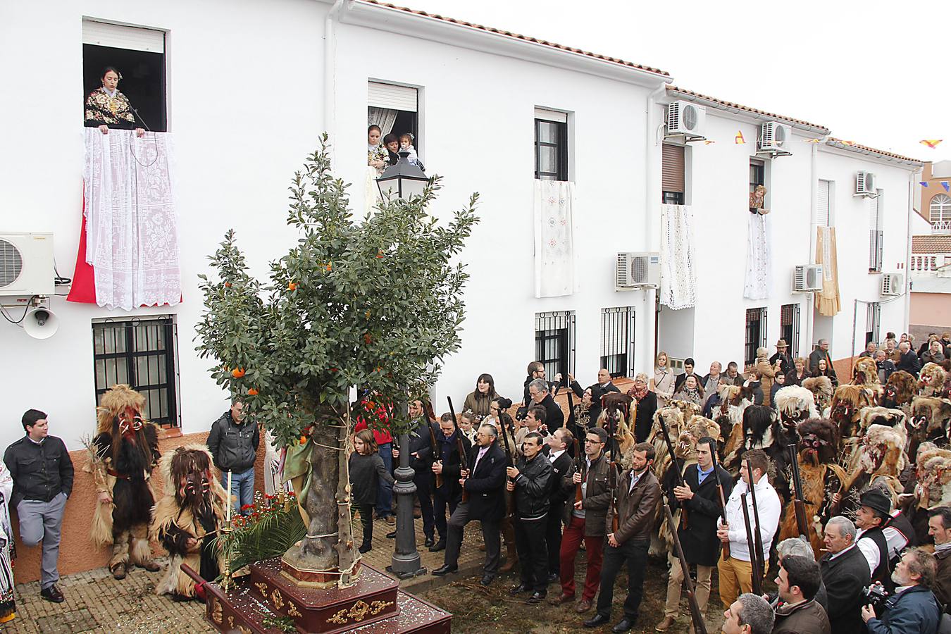 Miércoles, 20 de enero: Con motivo del día de San Sebastián, las Carantoñas volvieron a salir un año más por las calles de la localidad cacereña de Acehúche. Fotografías: Marisa Núñez.