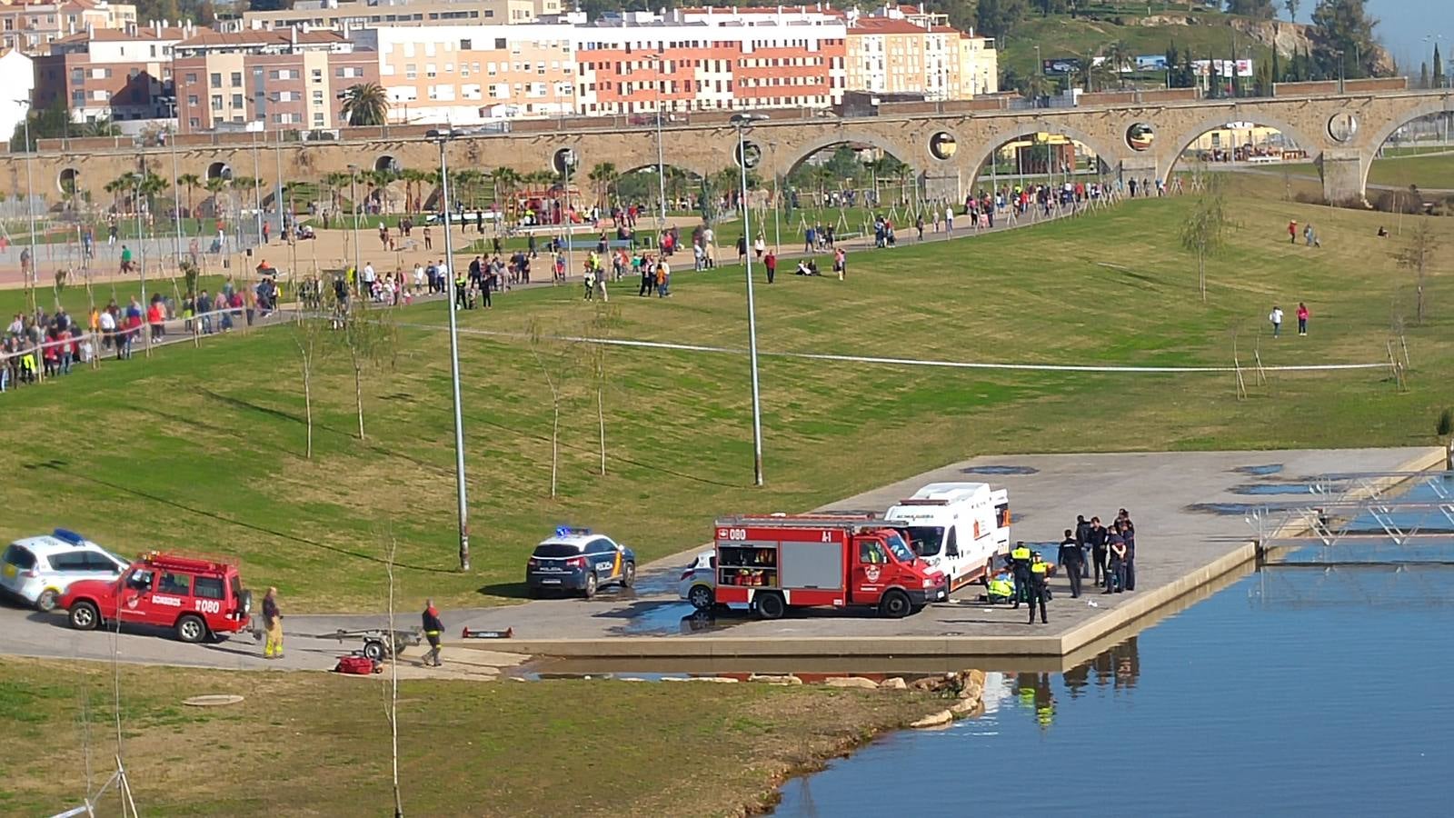 Domingo, 24 de enero: Los equipos de emergencia rescatan el cuerpo de un hombre que se arrojó al cauce del río Guadiana desde el Puente de la Universidad de Badajoz. Fotografías. Casimiro Moreno