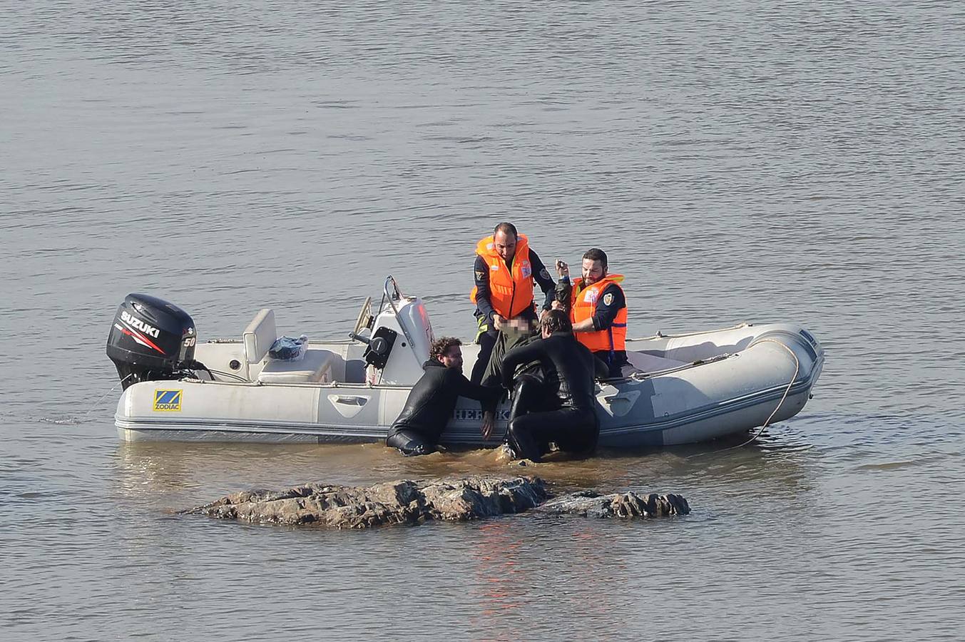 Domingo, 24 de enero: Los equipos de emergencia rescatan el cuerpo de un hombre que se arrojó al cauce del río Guadiana desde el Puente de la Universidad de Badajoz. Fotografías. Casimiro Moreno