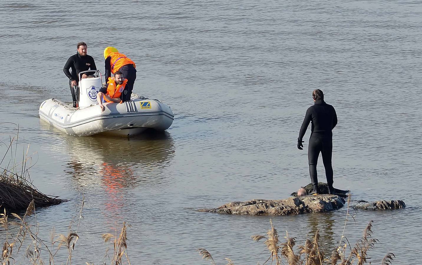 Domingo, 24 de enero: Los equipos de emergencia rescatan el cuerpo de un hombre que se arrojó al cauce del río Guadiana desde el Puente de la Universidad de Badajoz. Fotografías. Casimiro Moreno