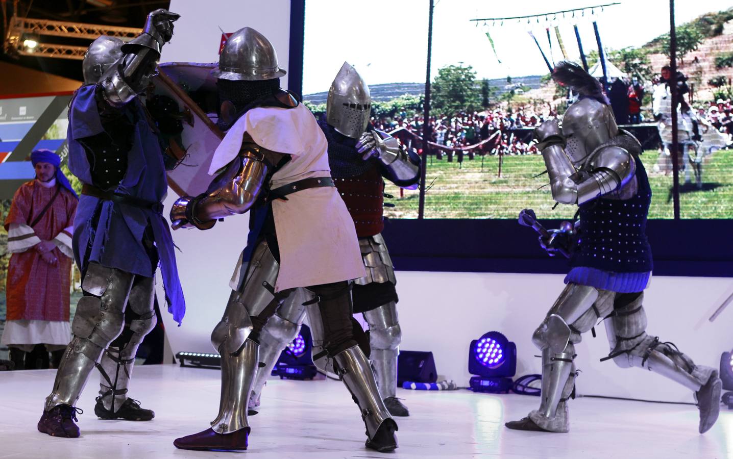 Viernes, 22 de enero. Badajoz promociona su carnaval en la Feria Internacional de Turismo, Fitur 2016, que se celebra en Madrid hasta el 24 de enero, en la que participan 165 países y regiones, junto a decenas de empresas de todos los sectores, en los 713 stands repartidos en 60.000 metros cuadrados. Fotografías: Agencias