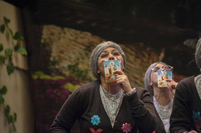 Actuación de la murga Las Polichinelas.