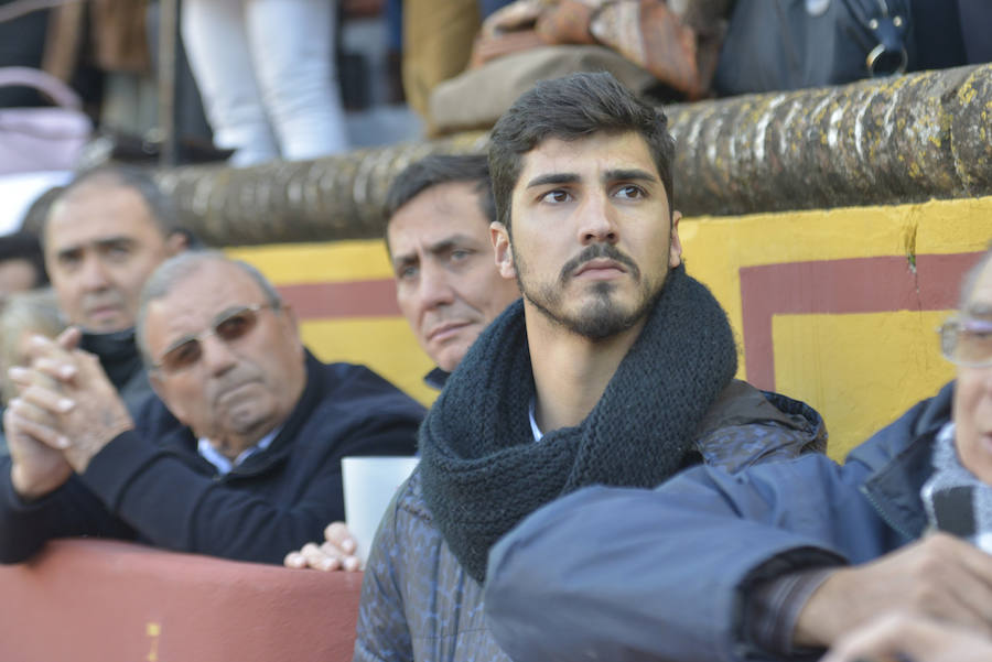 Ambiente y rostros conocidos en los festejos dominicales de  Olivenza