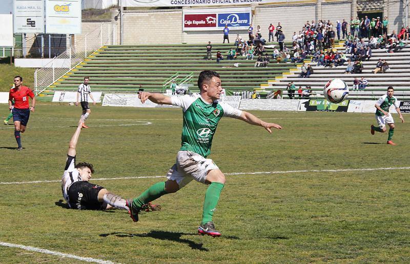 Victoria del Cacereño ante el Lealtad (1-0)