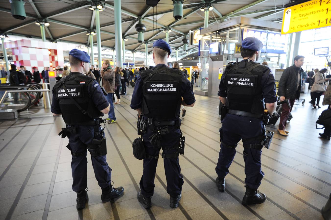 La policía militar patrulla el aeropuerto de Schiphol, en Amsterdam, que ha reforzado la seguridad tras los atentados de Bruselas.