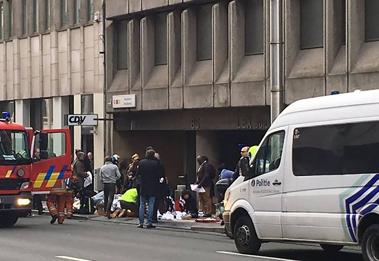 Los servicios sanitarios trabajan en los aledaños de la estación de metro de Maalbeek.