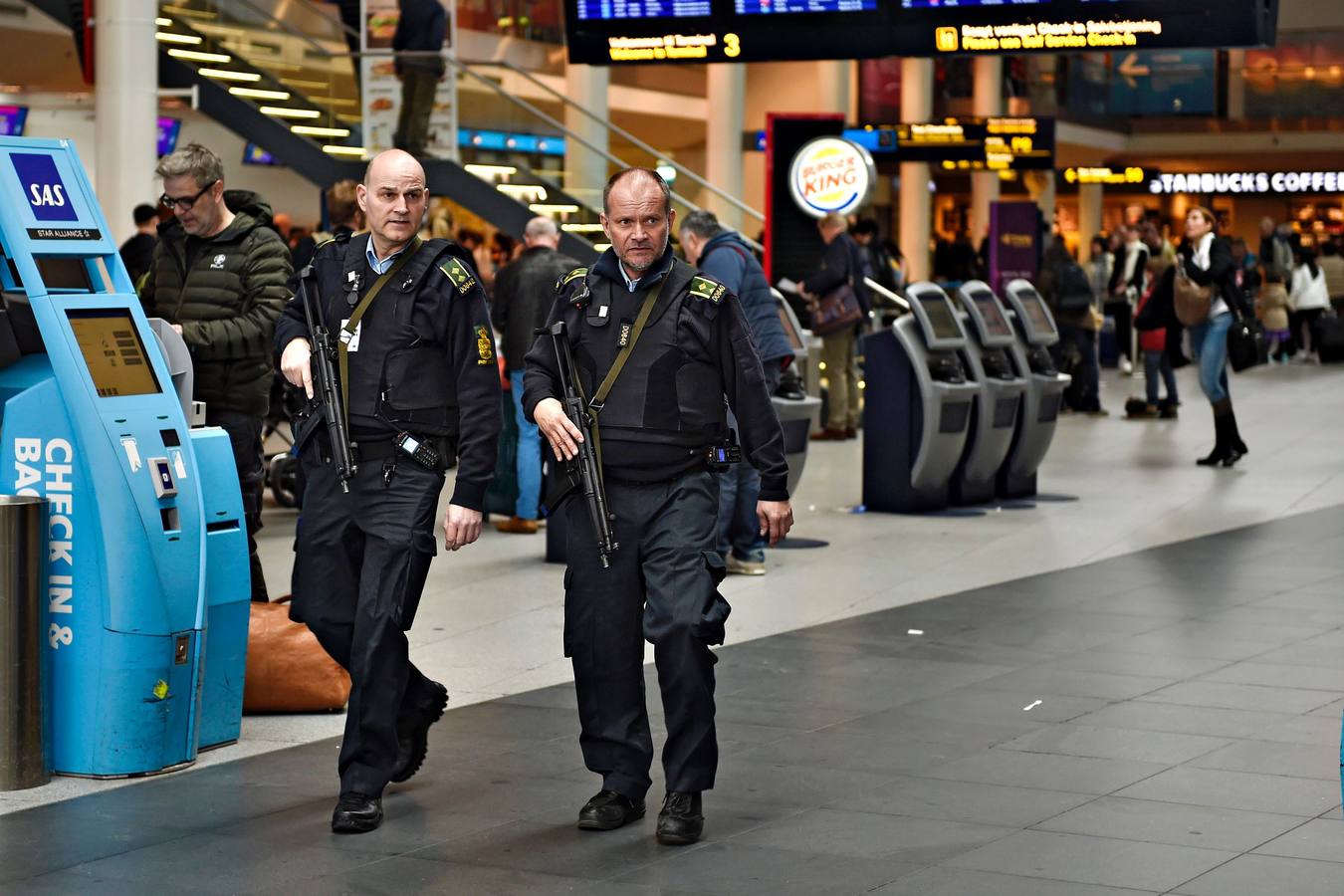 Las fuerzas de seguridad vigilan el aeropuerto de Zaventem tras la explosión registrada esta mañana.