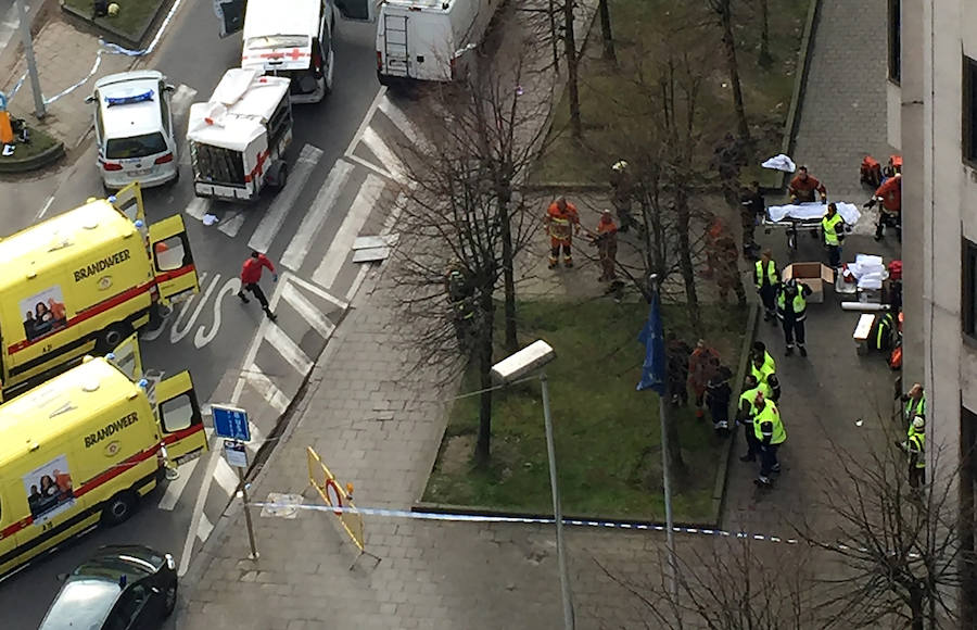 Los servicios sanitarios trabajan en los alrededores de la estación de metro de Maalbeek tras la explosión.