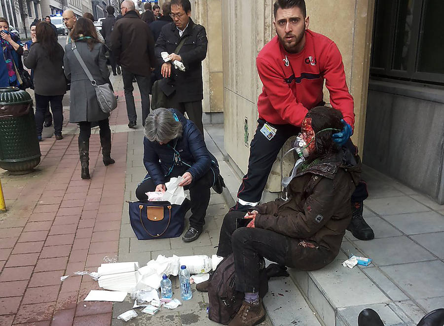 Los servicios sanitarios atienden a vaios heridos tras la segunda explosión, registrada en la estación de metro de Maalbeek, situada en el llamado barrio europeo de Bruselas.