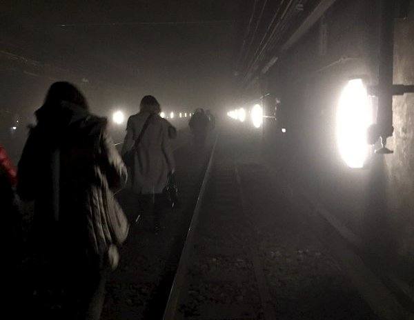 Pasajeros evacúan la estación de metro de Maalbeek caminando por las vías del subterráneo tras el ataque.