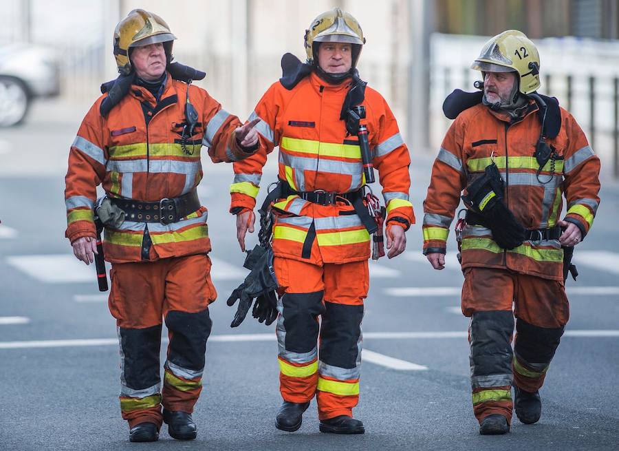 Varios bomberos trabajan en los alrededores de la estación de metro de Maalbeek donde ha tenido lugar el segundo ataque.