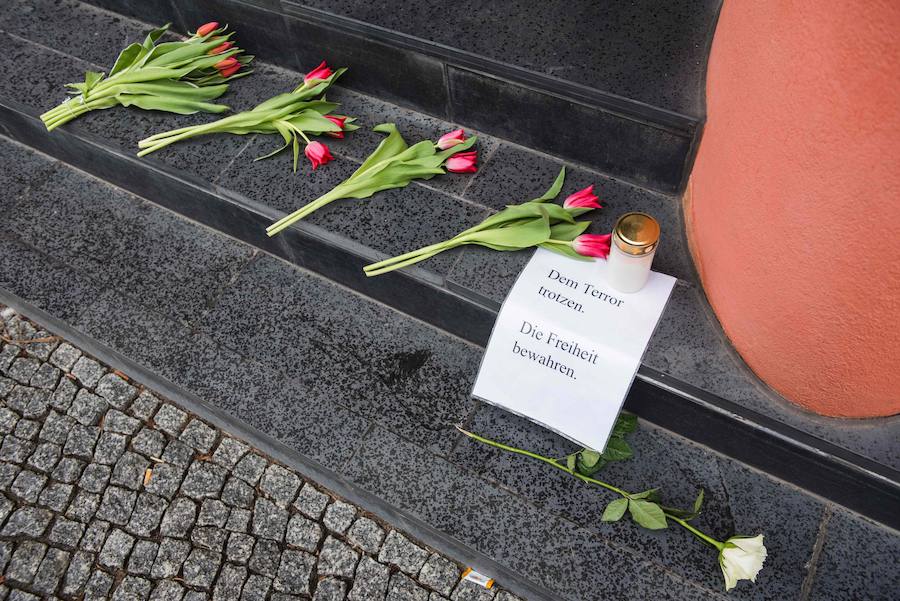 Flores y mensajes de condolencia frente a la embajada belga en Berlín.