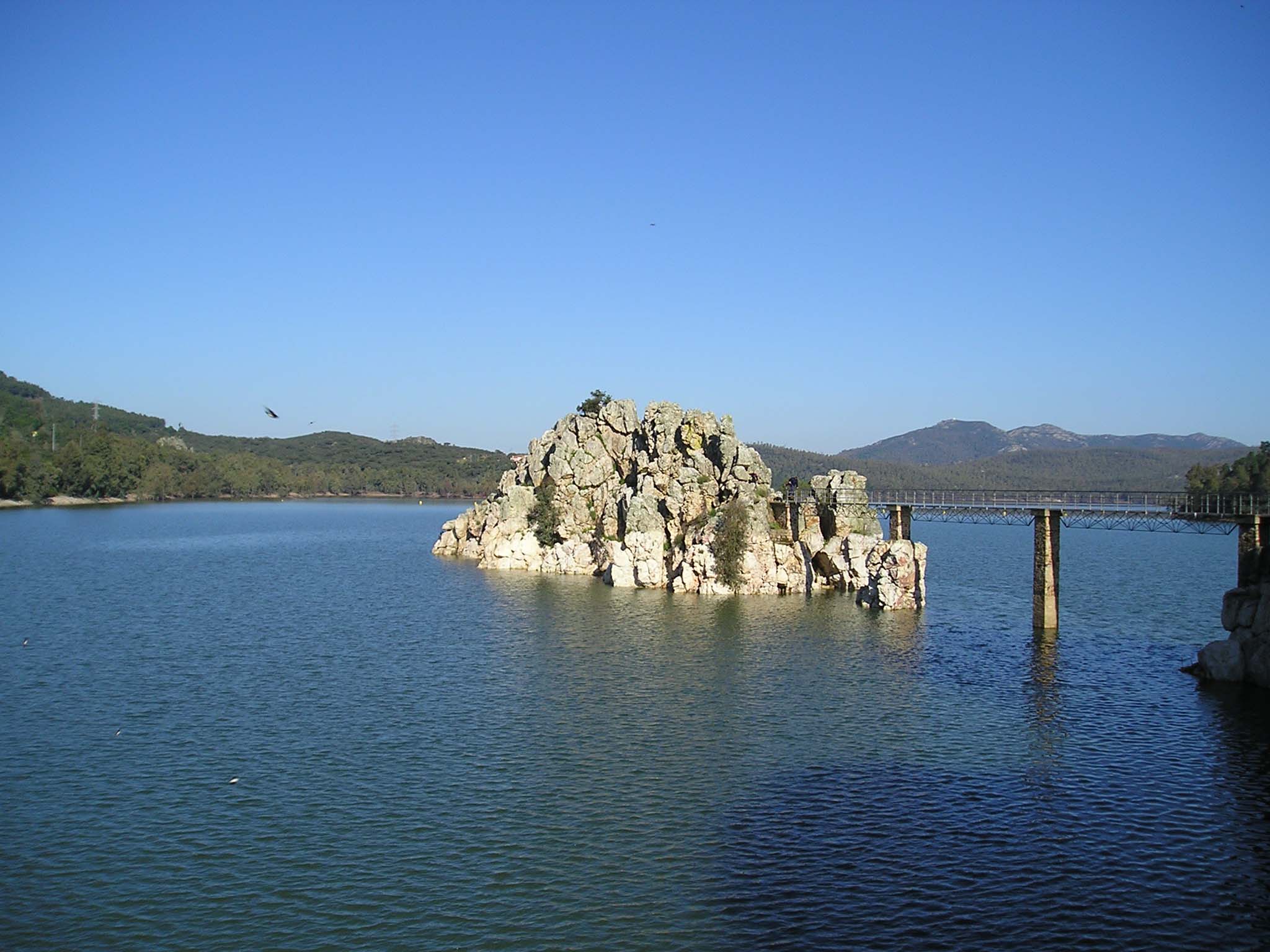 Peñón en medio de la prea de Puerto Peña