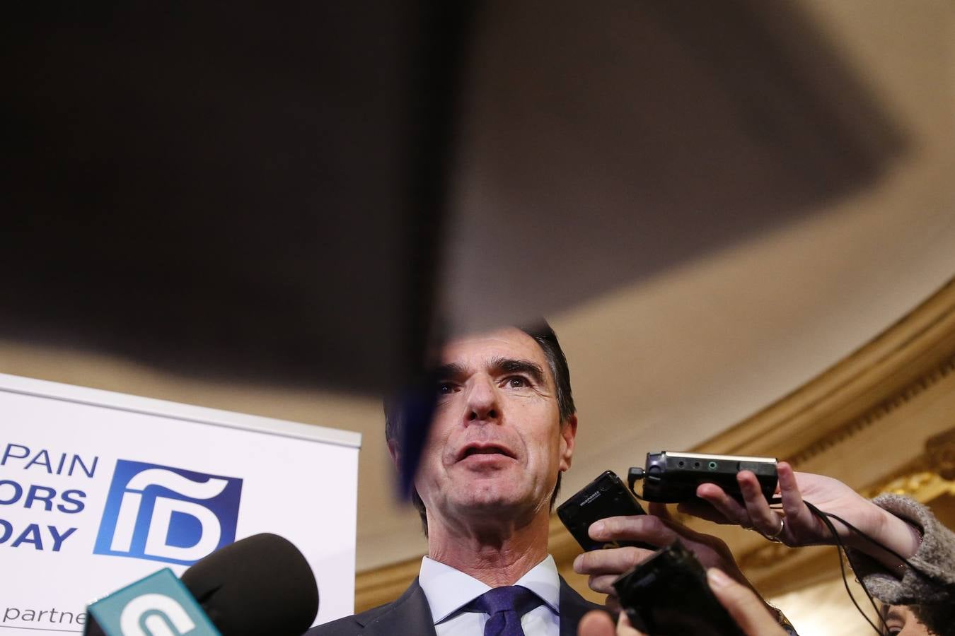 Viernes, 15 de abril: José Manuel Soria abandona toda su actividad política. La semana que arrancó en el PP con la defensa férrea del titular de Industria concluye con su marcha del Gobierno en funciones y la renuncia a su escaño en el Congreso y a la dirección del partido en Canarias. Fotografía: Agencias