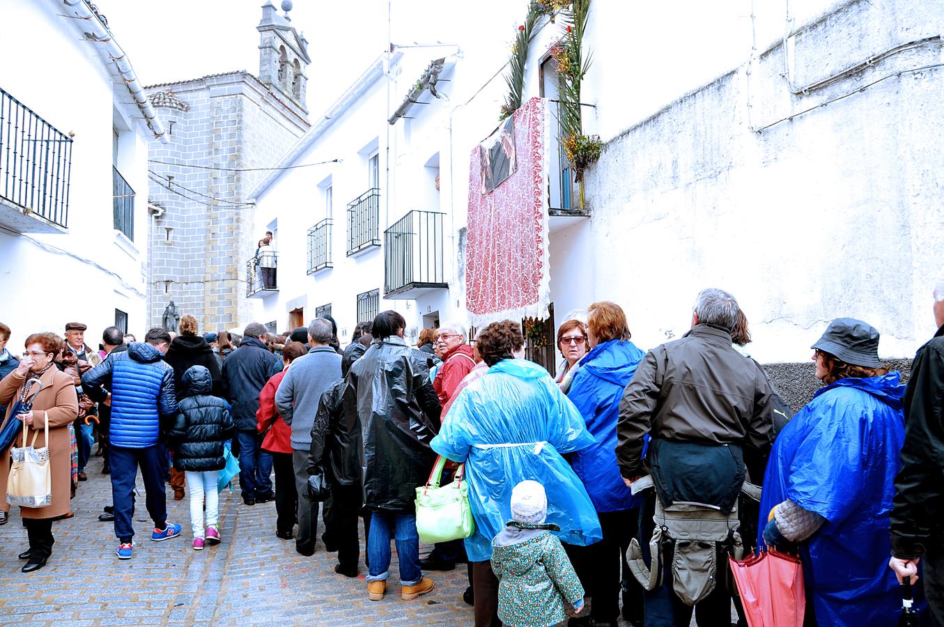 Sádado, 16 de abril: El 'Cristo Bendito' de Serradilla (Cáceres) sale en procesión 35 años después a pesar de la lluvia. Fotografía: David Palma