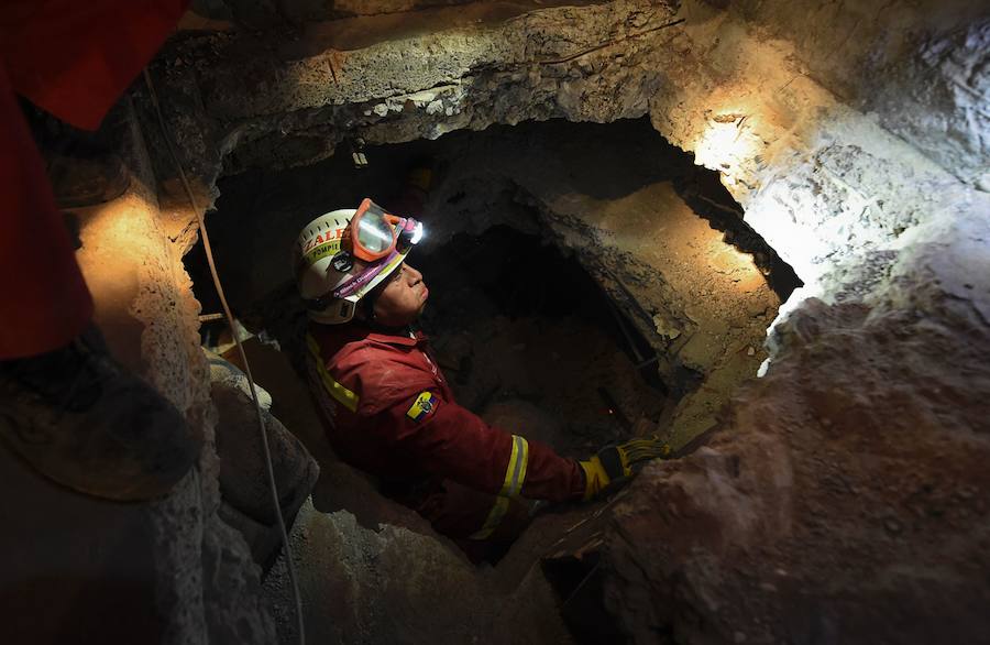 Lunes, 18 de abril: Ecuador, un país desolado tras el peor terremoto en décadas. Los equipos de rescate seguían trabajando sin descanso con la esperanza de encontrar algún superviviente entre tanto escombro. Fotografías: Agencias