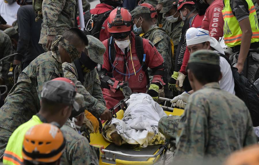 Lunes, 18 de abril: Ecuador, un país desolado tras el peor terremoto en décadas. Los equipos de rescate seguían trabajando sin descanso con la esperanza de encontrar algún superviviente entre tanto escombro. Fotografías: Agencias