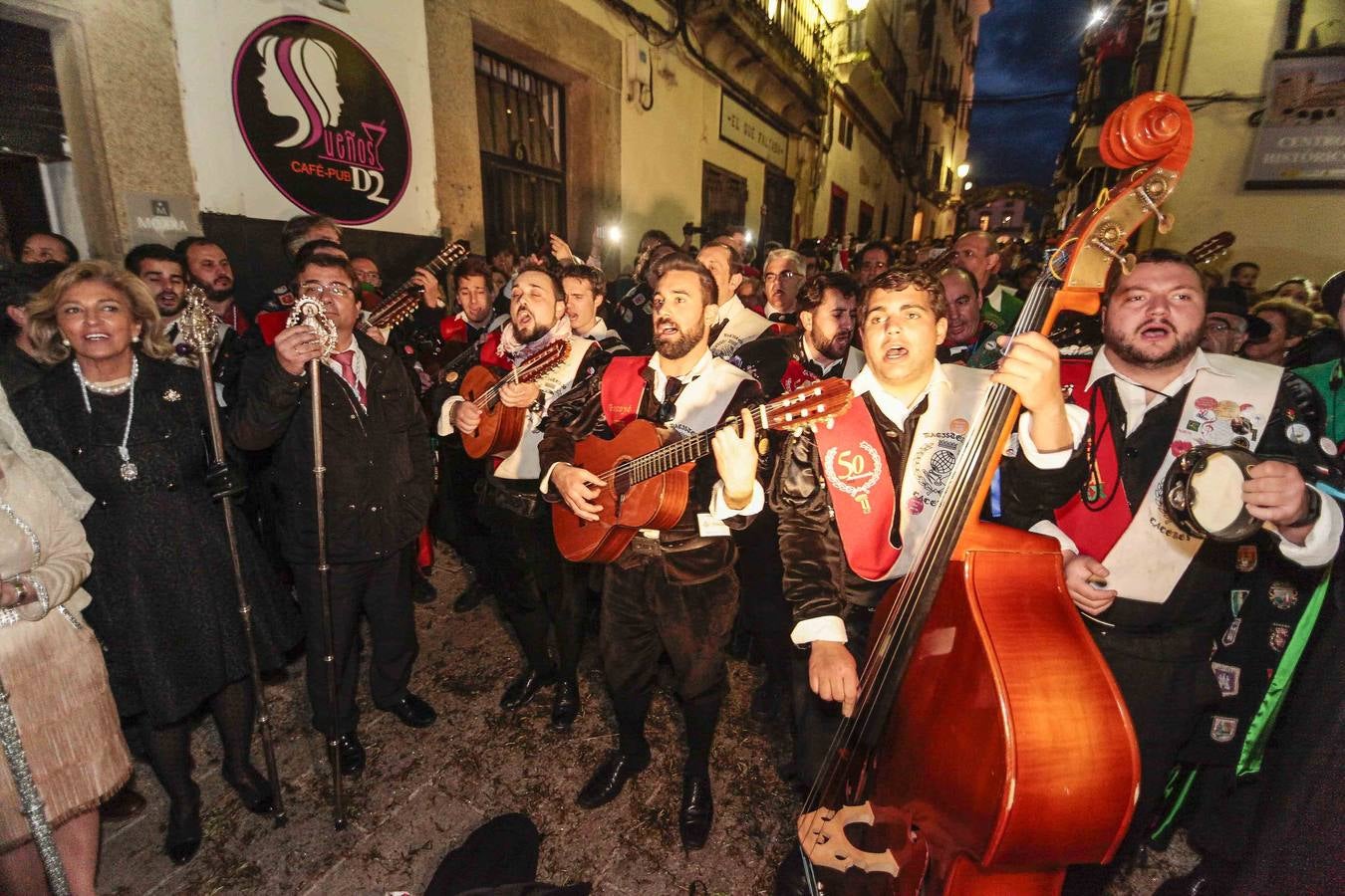 Miércoles, 20 de abril. La Patrona de Cáceres, la Vírgen de la Montaña, llegó a Cáceres. Una multitud arropó a la Virgen en su bajada hasta la ciudad a pesar de la lluvia. Fotografías: Lorenzo Cordero/ Jorge Rey