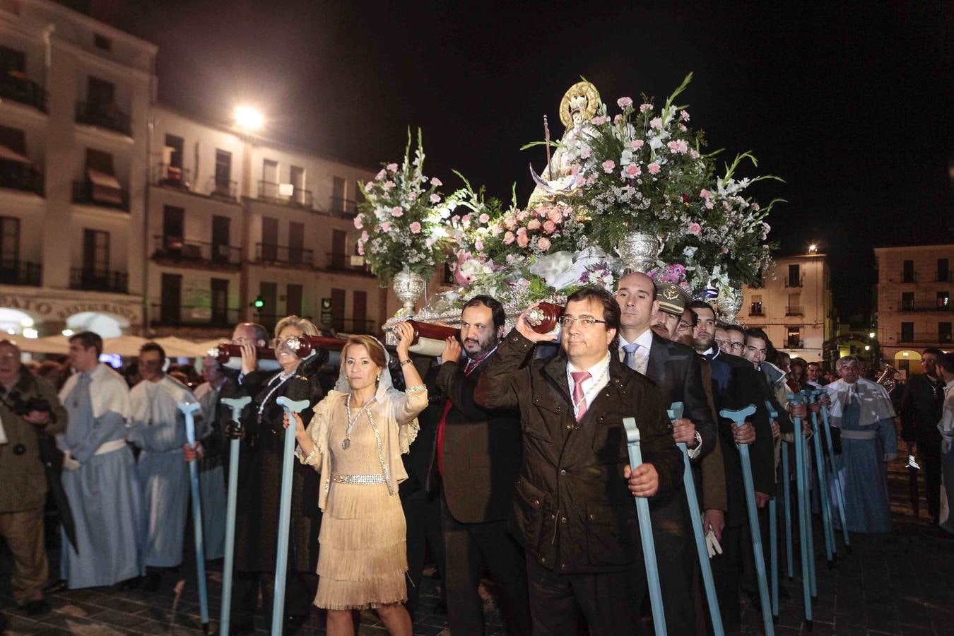 Miércoles, 20 de abril. La Patrona de Cáceres, la Vírgen de la Montaña, llegó a Cáceres. Una multitud arropó a la Virgen en su bajada hasta la ciudad a pesar de la lluvia. Fotografías: Lorenzo Cordero/ Jorge Rey