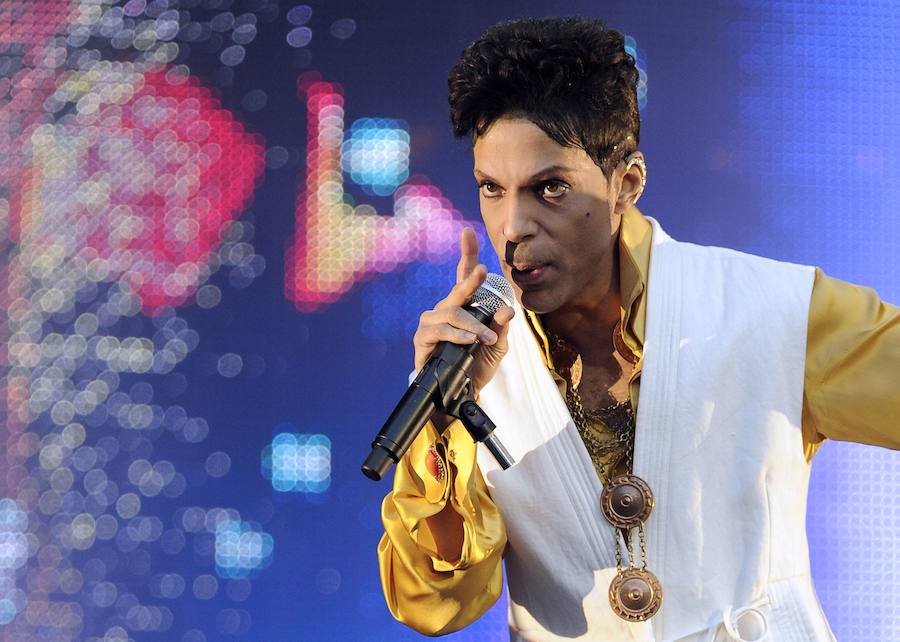 Jueves, 21 de abril: El cantante estadounidense Prince, genio de la música e icono del pop, falleció a los 57 años, dejando huérfanas a miles de personas que crecieron bailando sus míticos temas como "Purple Rain", "Girls &amp; Boys" o "Kiss". Fotografias: Agencia