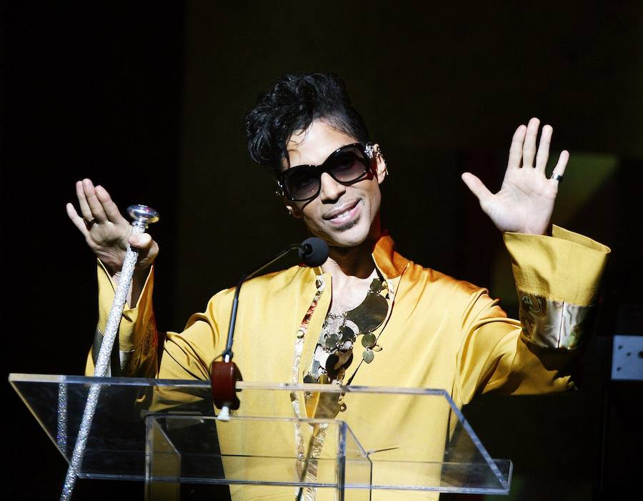 Jueves, 21 de abril: El cantante estadounidense Prince, genio de la música e icono del pop, falleció a los 57 años, dejando huérfanas a miles de personas que crecieron bailando sus míticos temas como "Purple Rain", "Girls &amp; Boys" o "Kiss". Fotografias: Agencia